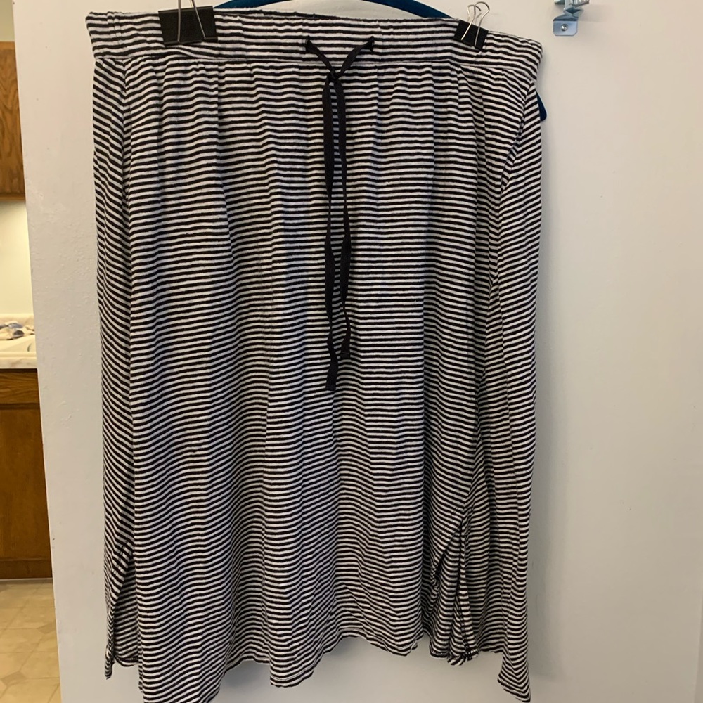 Eileen Fisher 100% Linen skirt size large. Worn a handful of times. Unique!